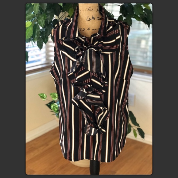 🌟 Plus Size Ruffle Front Top - Picture 5 of 11